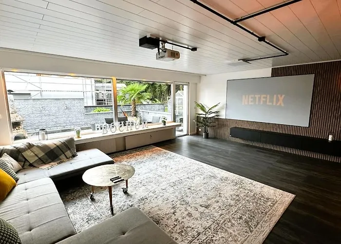 Geraeumiges Apartment Mit Xxl Leinwand I Parkplatz I Wifi