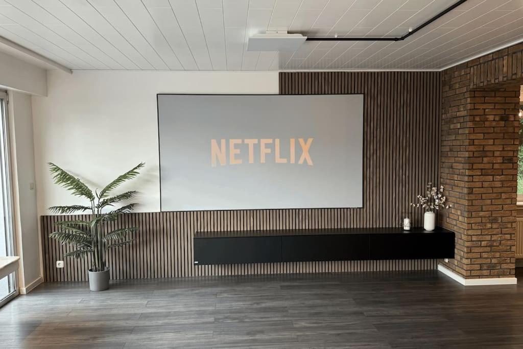 Apartment Geraeumiges Mit Xxl Leinwand I Parkplatz I Wifi *