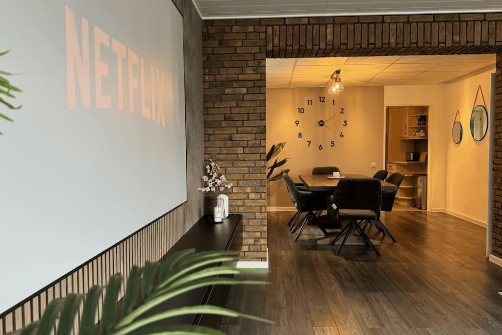 Geraeumiges Mit Xxl Leinwand I Parkplatz I Wifi Apartment Bochum