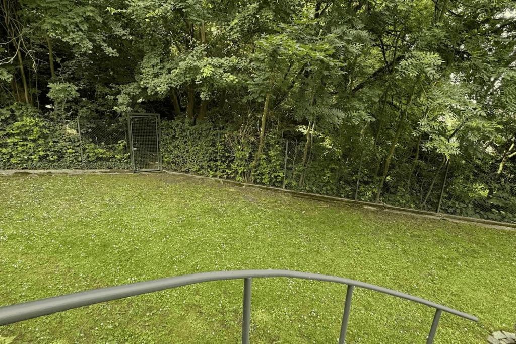 Geraeumiges Mit Xxl Leinwand I Parkplatz I Wifi * Bochum