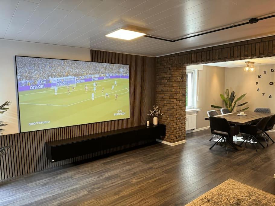 Apartment Geraeumiges Mit Xxl Leinwand I Parkplatz I Wifi *